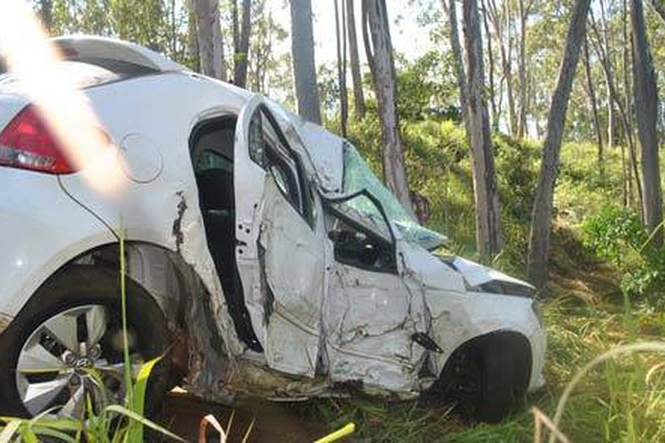 Enfermeiro de 28 anos morre ao sair da pista e bater em eucalipto na MGC 354