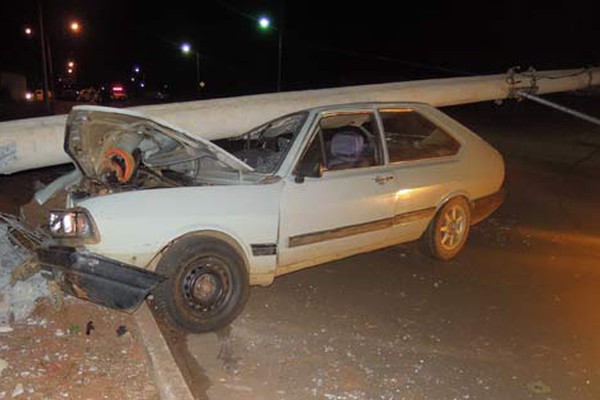 Motorista fica ferido ao perder o controle do carro e derrubar poste na Rua Tomaz de Aquino