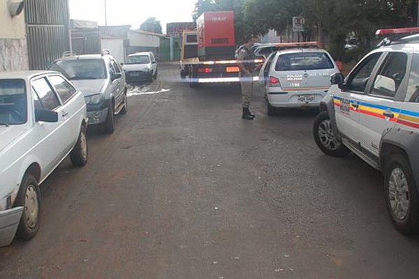 Motorista de guincho com CNH B, bate em carro, tenta sair e acaba atingindo veículos de policiais