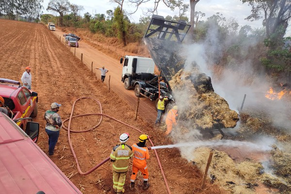 Carga de caminhão se incendeia após passar em estrada às margens de queimada, em Patos de Minas