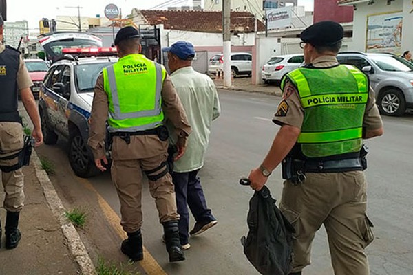 Passageiros denunciam e homem é preso suspeito de molestar deficiente dentro de ônibus