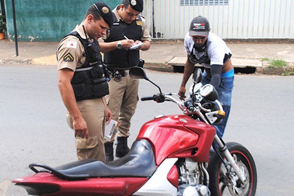 Após bater em motociclista, condutor de veículo foge do local sem prestar socorro