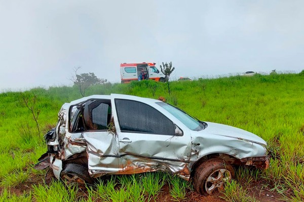 Homem de 31 anos morre depois de capotar carro na BR-354 em Rio Paranaíba