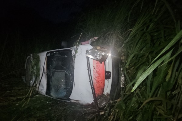 Ambulância com pacientes da cidade de Matutina capota na BR 354, em Patos de Minas