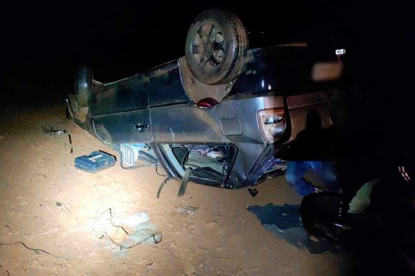 Carro vai parar com as rodas para o alto em capotamento com 3 feridos na estrada da baixadinha