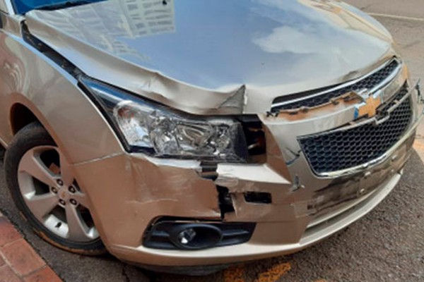 Carro e carretinha chegam a se baterem após acidente devido a avanço de sinal no Centro