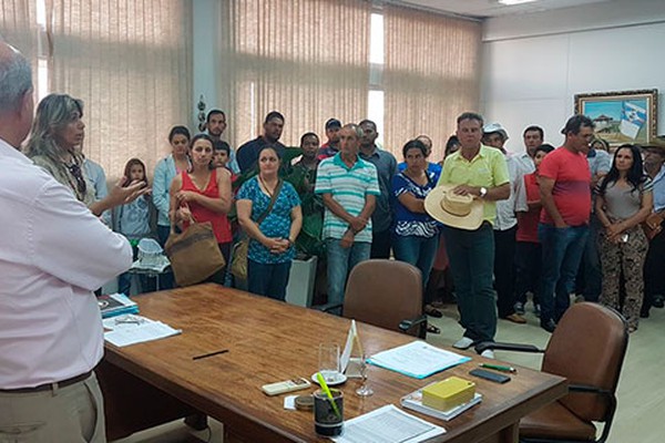 Moradores da zona rural vão até a Prefeitura cobrar que Escola Municipal não seja fechada