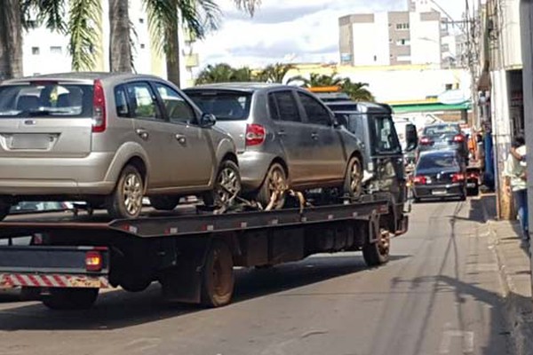 Policiais do trânsito removem vários veículos estacionados em locais proibidos no centro