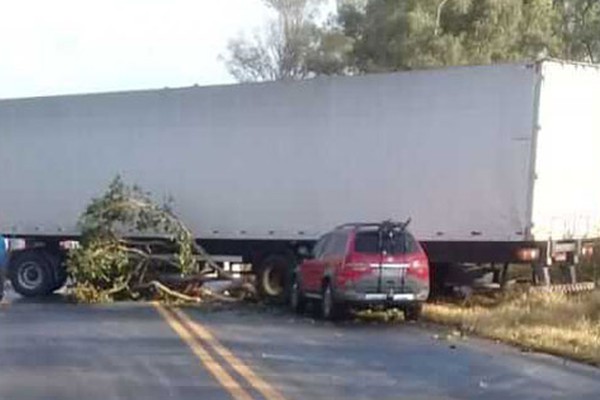 Carreta fica atravessada na pista e interrompe o tráfego de veículos na rodovia MGC 354