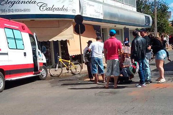 Ambulância do Samu é atingida por motociclista ao deslocar para outro acidente