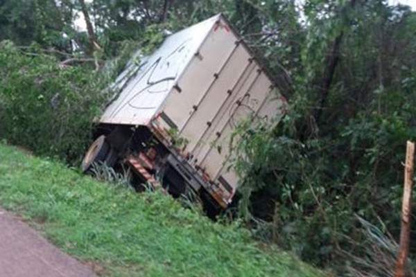 Um morre e outro ficou ferido após pneu estourar e caminhão bater em árvore na BR-40