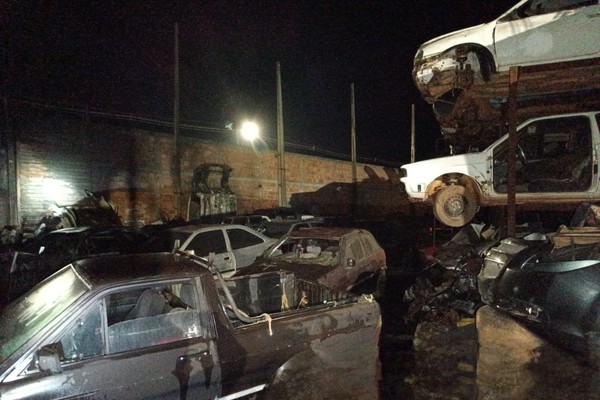 Incêndio em Ferro Velho em Patos de Minas atinge sucatas de veículos e dá trabalho aos Bombeiros