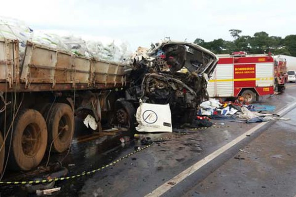 Motorista morre em mais uma batida de frente entre dois caminhões na BR365