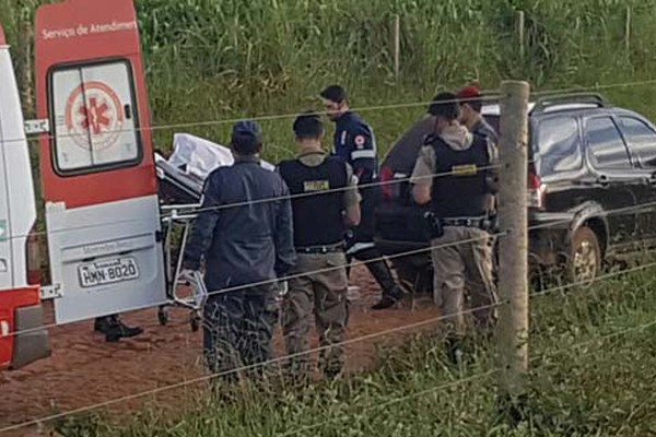 Levado por criminosos, homem é encontrado nu, sentado no câmbio de marcha e preso ao carro