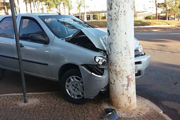 Motorista perde o controle ao bater em motocicleta e acerta poste de iluminação