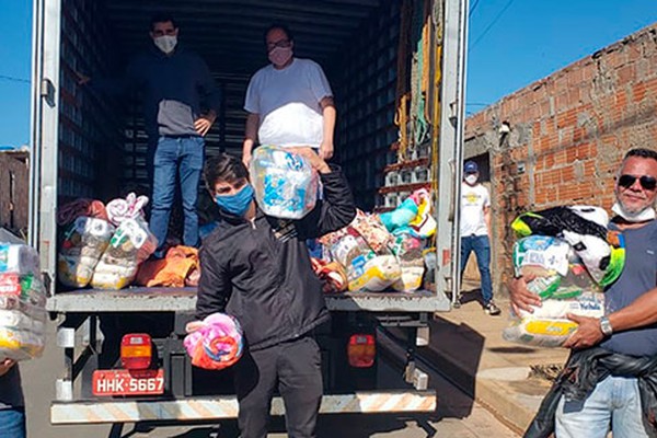 Alimentos arrecadados em live solidária do Grupo Chega Mais beneficiam um bairro inteiro