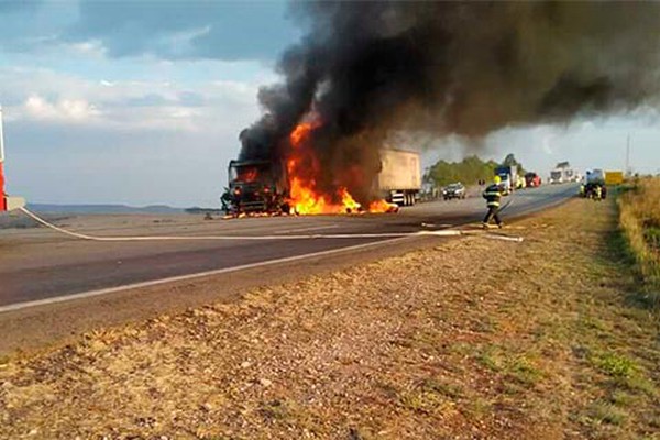 Carreta da Cemil pega fogo na BR 040 e tem cavalo mecânico destruído pelas chamas