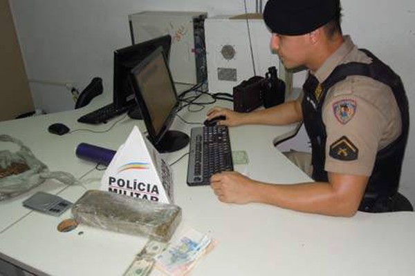 Homem é flagrado com mais de 1,5kg de maconha e diz que é para consumo próprio