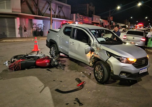 Acidente entre carro e moto em cruzamento perigoso da avenida Brasil deixa duas pessoas feridas