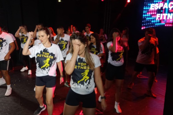 Também teve Fit Dance com corpos muito bem sintonizados e torneados; ao vivo