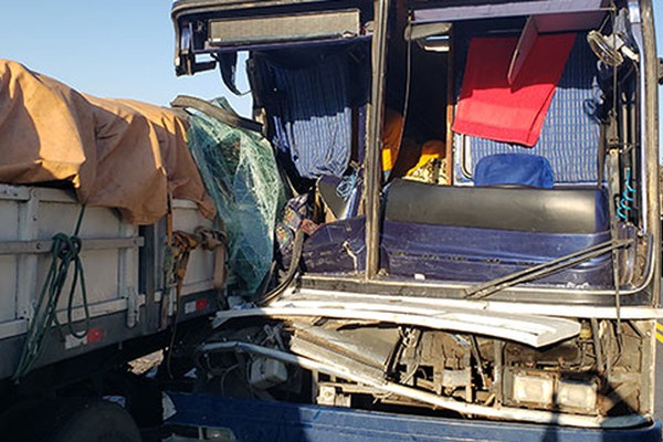 Grave acidente entre ônibus e carreta na BR 365 deixa feridos e tira a vida de criança