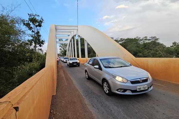 Movimento cada vez maior sobre a ponte do Rio Paranaíba causa transtornos e preocupação