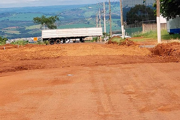 Empresário fala sobre carretas estacionadas nas imediações das obras de duplicação da Av. Marabá