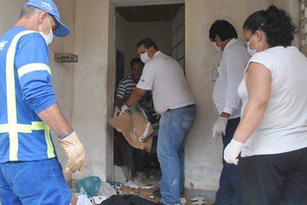 Prefeitura retira toneladas de lixo da casa onde garoto vivia em situação de abandono