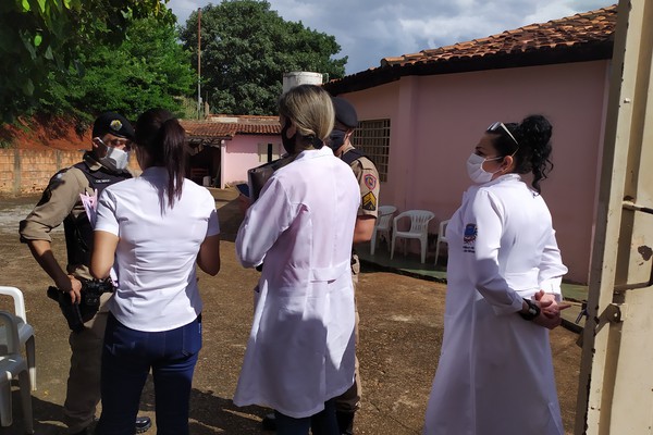 Agentes da Prefeitura e Polícia Militar fiscalizam casas de encontro de Patos de Minas