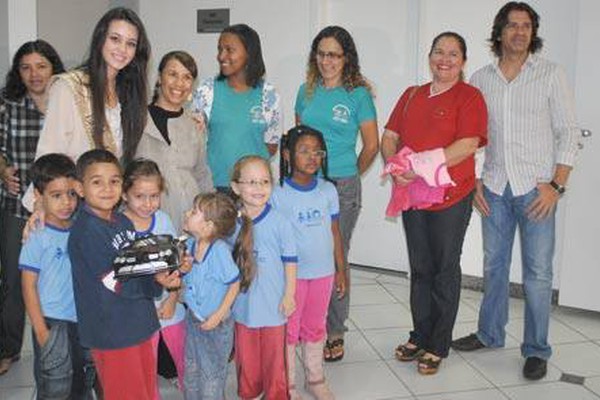Brinquedos arrecadados em campanha da CDL são doados para entidades assistenciais