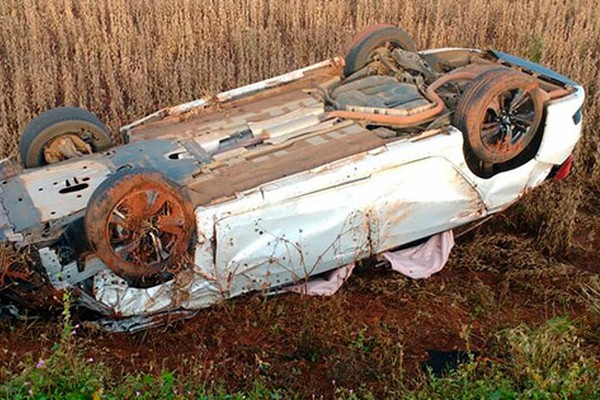 Carro capota e sai da pista após atingir traseira de veículo na MG410 e motorista acaba ferido