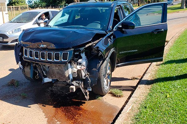 Veículo avança parada obrigatória e causa mais um acidente em cruzamento da avenida J.K