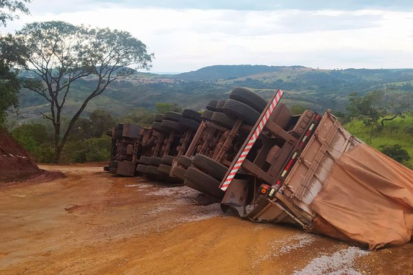 Motorista fica ferido após Bitrem carregado de caroço de algodão tombar no desvio de PO