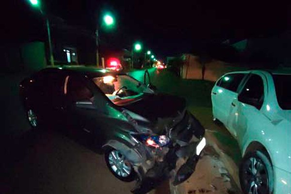 Veículos vão parar em muro de residência após avanço de parada obrigatória em Patos de Minas