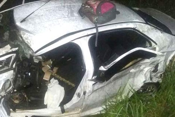 Grave acidente com carro e bitrem na BR365 deixa uma pessoa morta e cinco feridos