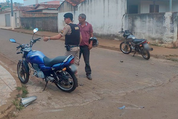 Motociclista avança esquina com placa de pare só no sentido contrário, atinge outro e os dois ficam feridos