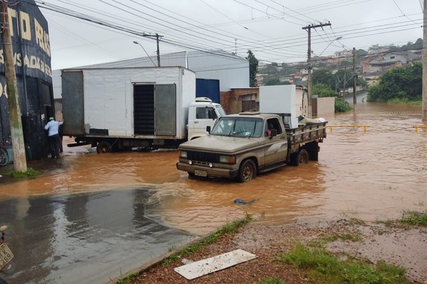 Córrego do Monjolo transborda e atinge residências e comércios no Jardim Paulistano e Vila Rosa