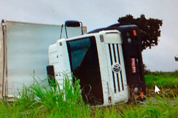 Caminhoneiro perde o controle da direção, tomba veículo na MG187 e passageiro fica ferido