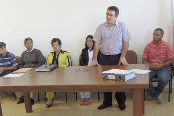 Prefeito assina contrato para adaptar o prédio que vai abrigar laboratórios da UFU