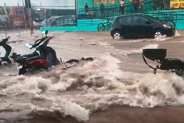 Temporal acompanhado de granizo alaga ruas, arrasta containers de lixo e assusta moradores