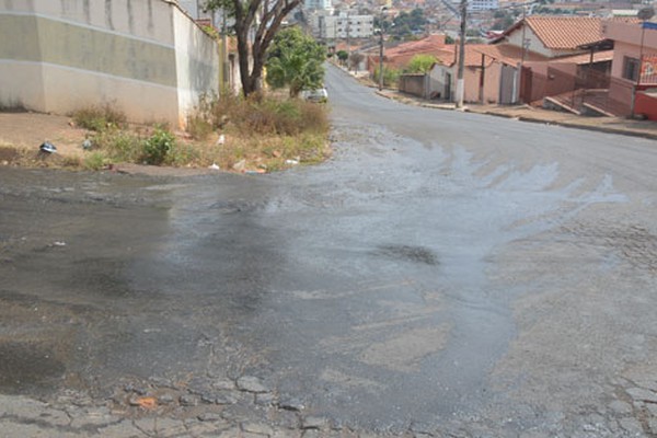 Esgoto corre a céu aberto há mais de cinco dias e moradores cobram providências em Patos de Minas