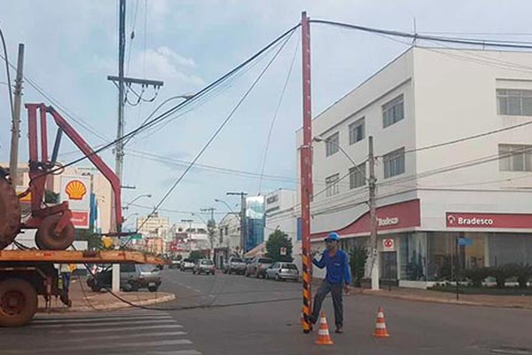 Caminhão transportando trator arrebenta fiação na Major Gote e deixa trânsito muito conturbado