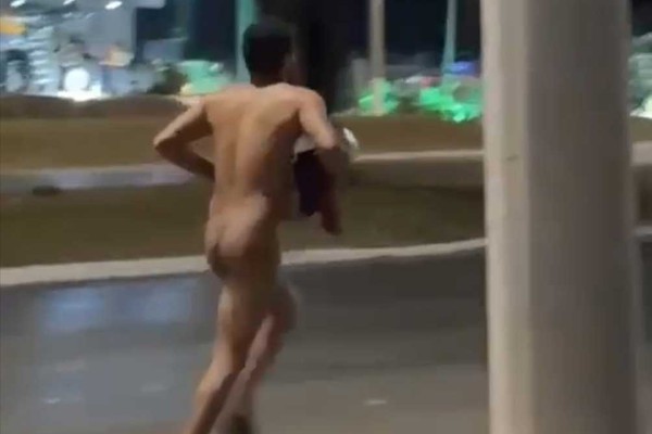 Homem é flagrado completamente nu e com vestimentas em mãos correndo pela av. JK