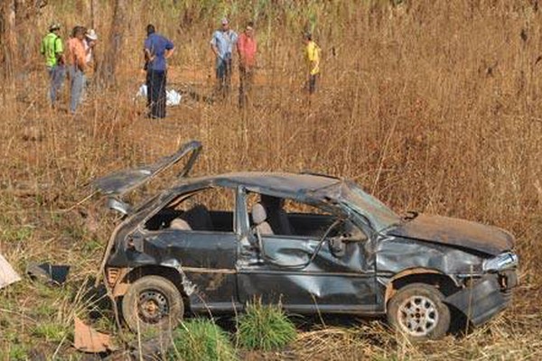 Motorista morre e quatro passageiros ficam feridos em grave acidente na BR 365