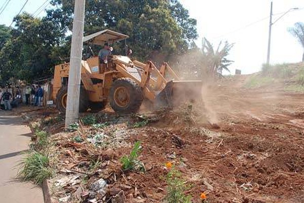 Prefeitura derruba obra em área invadida e retoma outra área em início de invasão