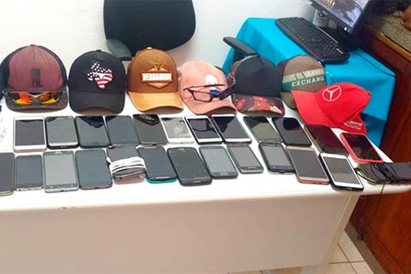 PM recolhe telefones, fones e bonés de alunos que conversavam em escola de João Pinheiro