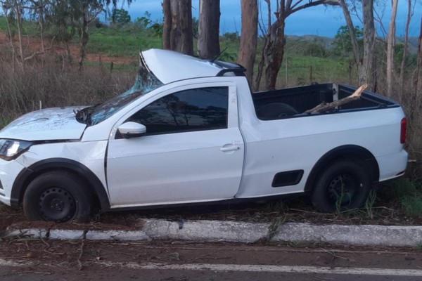 Motorista fica ferido e acaba preso por embriaguez ao se chocar com eucaliptos na MGC 354