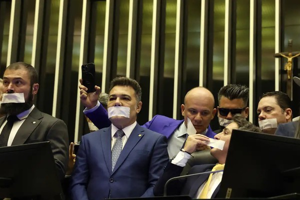 Oposição pernoita nos plenários do Congresso para impedir trabalhos