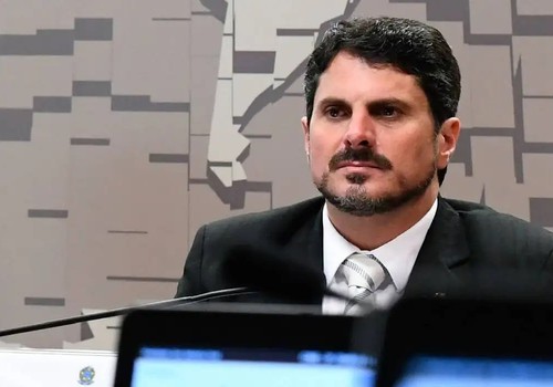 Senador Marcos do Val é levado para colocar tornozeleira eletrônica