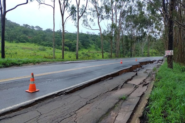 Afundamento se forma na MGC 354, entre Patos de Minas e PO, e trecho é completamente interditado